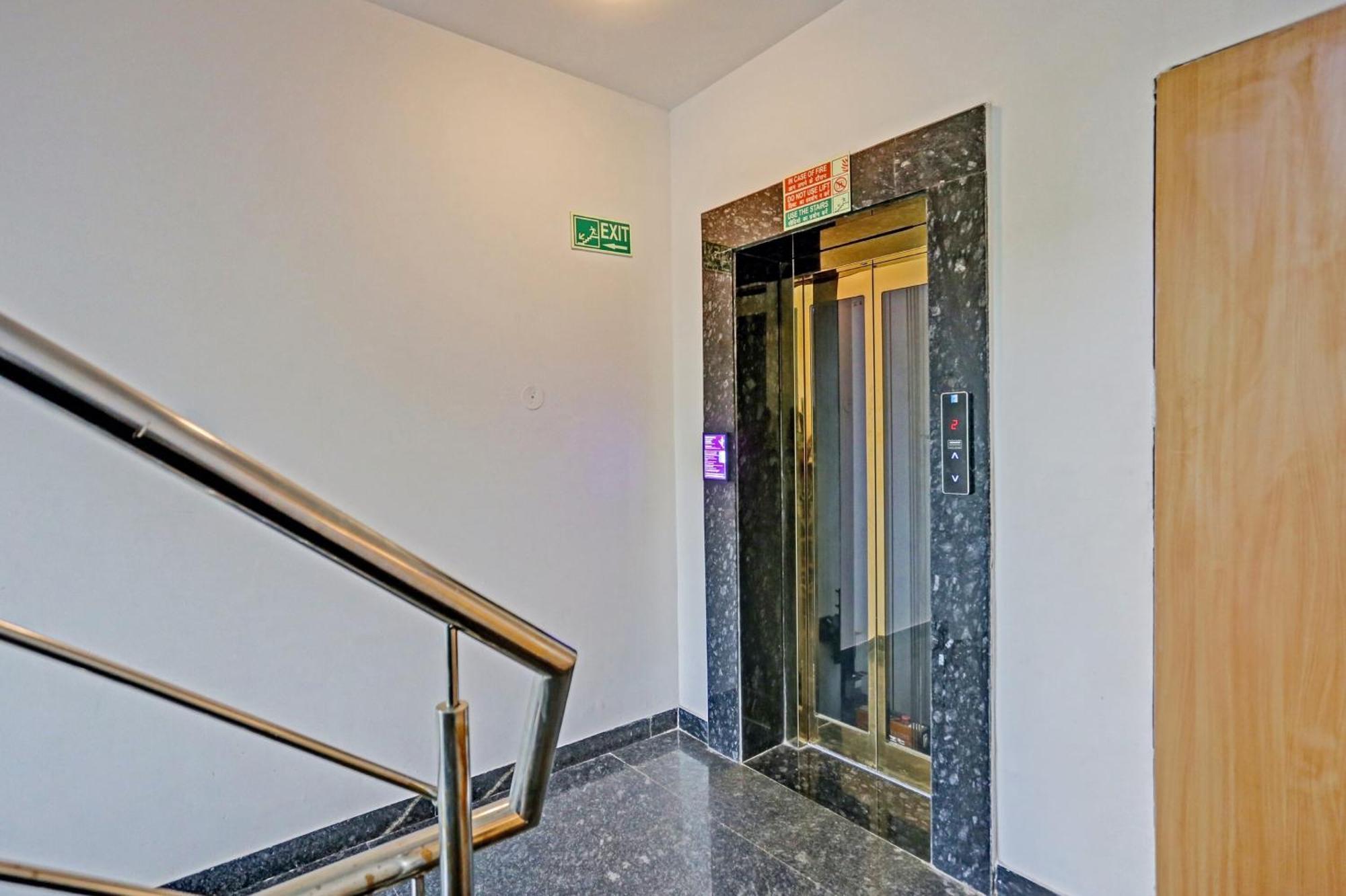 Townhouse Hotel Royal Oak Ґурґаон Екстер'єр фото